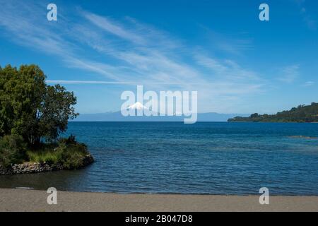 Vue sur le lac Llanquihue avec le volcan Osorno en arrière-plan de Frutillar, une petite ville du Lake District près de Puerto Montt, Chili. Banque D'Images