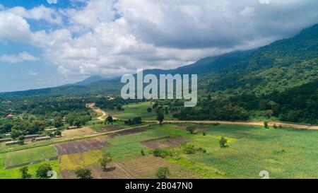 Vue aérienne sur les pâturages luxuriants et les terres agricoles de la ville de morogoro, Tanzanie Banque D'Images