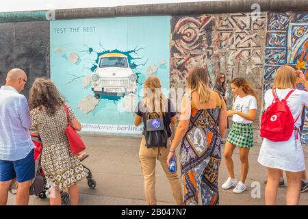 visiteurs à la galerie du côté est, trabi briser à travers le mur Banque D'Images