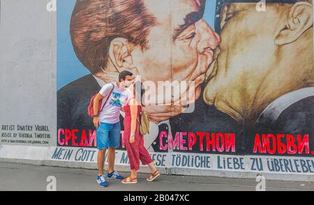 jeune couple baiser devant la peinture murale à la galerie du côté est Banque D'Images