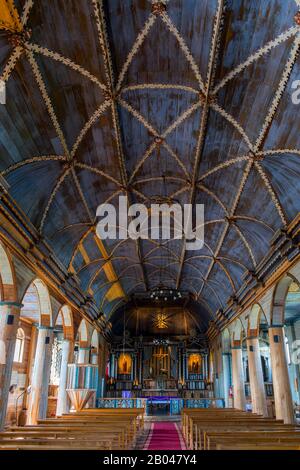 Intérieur de l'église en bois de Santa María de Loreto de Achao (construite en 1730), site classé au patrimoine mondial de l'UNESCO, à Achao sur l'île de Quinchao, Chi Banque D'Images