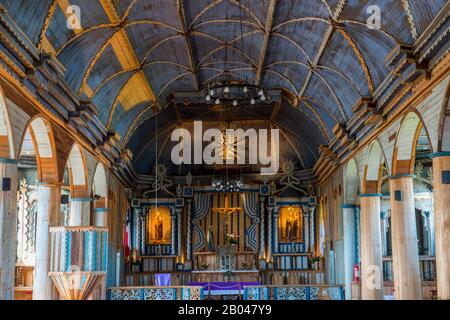 Intérieur de l'église en bois de Santa María de Loreto de Achao (construite en 1730), site classé au patrimoine mondial de l'UNESCO, à Achao sur l'île de Quinchao, Chi Banque D'Images