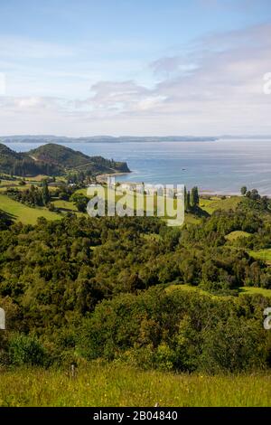 Vue sur la côte près d'Achao sur l'île de Quinchao, l'île de Chiloe, au sud du Chili. Banque D'Images