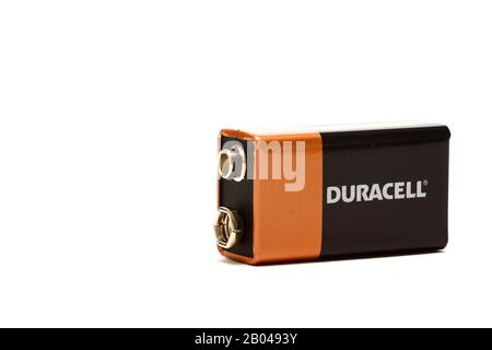 Pile alcaline Duracell   isolée sur un fond blanc avec espace pour la copie Banque D'Images
