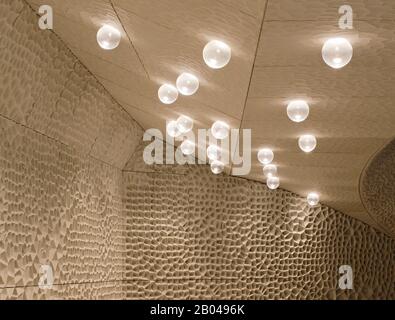 Hambourg, Elbphilonie, Entwurf Herzog & De Meuron, Erbaut 2007-2016, Großer Saal, Akustikwände Und Lampen Banque D'Images