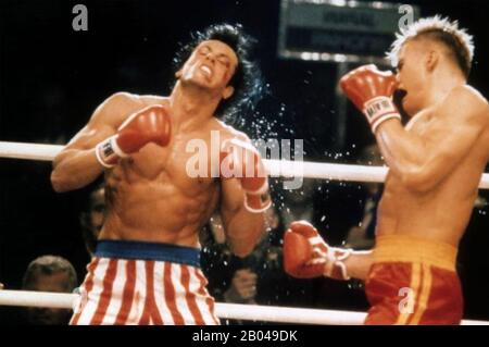 Rocky IV - 1985 MGM/United Artists film avec Sylvester Stallone à gauche et Dolph Lundgren Banque D'Images