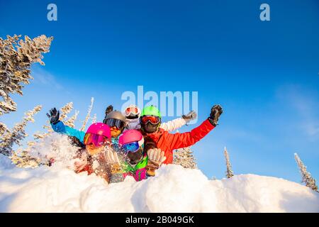 Groupe d'amis heureux s'amuser dans la forêt d'hiver. Snowbarders et groupe de skieurs équipe de ski amitié station de ski Banque D'Images