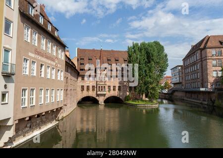 Vue sur le Kreuzigungshof et la rivière Pegnitz depuis le Museumsbrücke de Nuremberg, en Bavière, en Allemagne. Banque D'Images