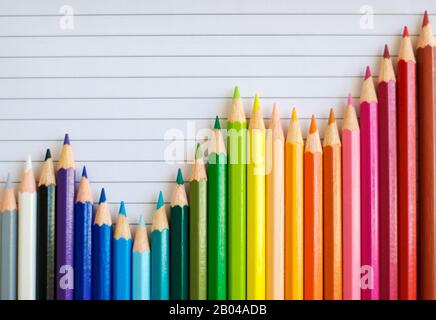 Graphique à barres formé de crayons de couleur montrant des fluctuations avec une tendance générale Banque D'Images
