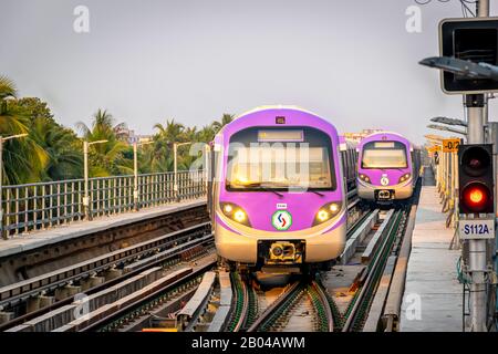 Une vue sur le métro arrive à la station de métro Kolkata East West Metro System à Salt Lake Sector V, Bidhannagar, Kolkata le 18 janvier 2020 Banque D'Images