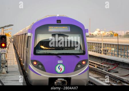 Une vue sur le métro arrive à la station de métro Kolkata East West Metro System à Salt Lake Sector V, Bidhannagar, Kolkata le 18 janvier 2020 Banque D'Images