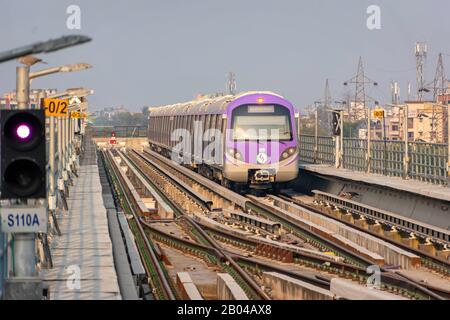 Une vue sur le métro arrive à la station de métro Kolkata East West Metro System à Salt Lake Sector V, Bidhannagar, Kolkata le 18 janvier 2020 Banque D'Images