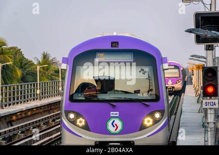 Une vue sur le métro arrive à la station de métro Kolkata East West Metro System à Salt Lake Sector V, Bidhannagar, Kolkata le 18 janvier 2020 Banque D'Images