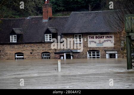 Ironbridge, Shropshire, Royaume-Uni. 18 février 2020 le pub de l'auberge de bateau à Jackfield près d'Ironbridge inondé par la rivière Severn. Inondations inondation rivière crédit: David Bagnall Banque D'Images