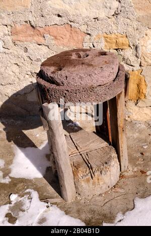 Moulin à Pierre En Granit Naturel - Moulin à Farine Manuel, Meule De Pierre - Pour Grains, Lait De Soja, épices - Cadre En Bois Inclus