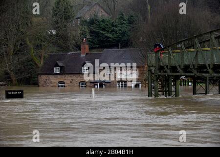 Ironbridge, Shropshire, Royaume-Uni. 18 février 2020 le pub de l'auberge de bateau à Jackfield près d'Ironbridge inondé par la rivière Severn. Inondations inondation rivière crédit: David Bagnall Banque D'Images