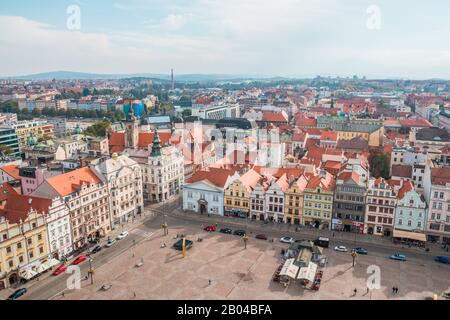 PLZEN, RÉPUBLIQUE TCHÈQUE, OCTOBRE 2017 - vue aérienne de la cathédrale Saint-Bartholomews sur la place de la République. Pilsen ou Plzen, dans la région de Bohême tchèque Banque D'Images