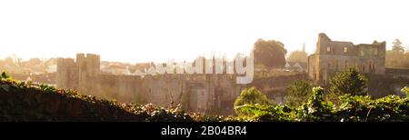 Vue sur le château de Chepstow au pays de Galles, baigné de brume, lumière du soleil du matin de février, de l'autre rive (côté anglais) de la rivière Wye, Banque D'Images