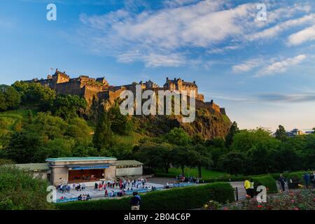 Vue ensoleillée de l'après-midi sur le château d'Ediburgh à Édimbourg, Royaume-Uni Banque D'Images