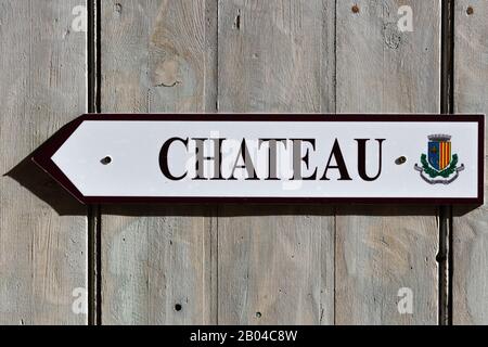 Une flèche pointant vers le château ('château') écrit en français situé dans un village de montagne Banque D'Images