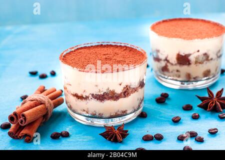Verre rempli de tiramisu crémeux et Doigts de dame Banque D'Images
