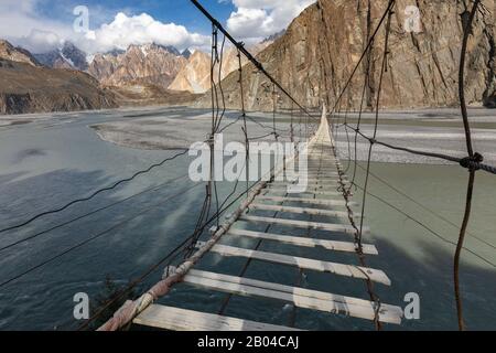 Pont suspendu Hussaini passu cônes montagne paysage rocheux huzza rivière gilt baltistan régions du nord Pakistan Banque D'Images