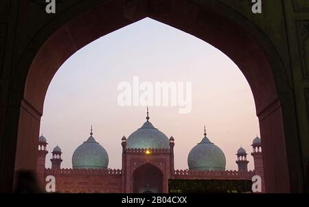 Vue sur les dômes de la mosquée Badshahi dans une soirée claire, Lahore Pakistan 2019 Banque D'Images