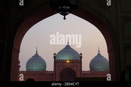 Dômes de la mosquée Badshahi dans une soirée claire, Lahore Pakistan 2019 Banque D'Images