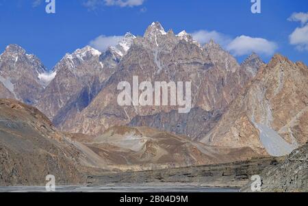 Les sommets de Tupopdan près du village passu, également connu sous le nom de passu Cones, ou cathédrale de passu - haute Hunza, dans les régions du nord du Pakistan. 2019 Banque D'Images