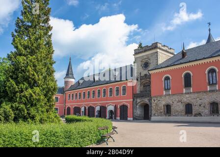 CHÂTEAU DE SYCHROV, RÉPUBLIQUE TCHÈQUE, JUIN 2012 - Château de Sychrov à façade rose typique. Château de style néo-gothique avec magnifique parc de style anglais Banque D'Images