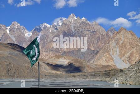 Les sommets de Tupopdan près du village passu avec drapeau en face, également connu sous le nom de passu Cones, ou cathédrale de passu - haute Hunza, dans les régions du nord du Pakistan. 2019 Banque D'Images