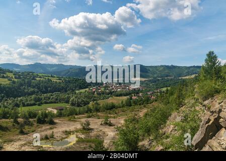 Klubina village sur la vallée de la rivière Bystrica avec des collines de Kysucke Beskydy montagnes dans la région de Kysuce en Slovaquie pendant la belle journée d'été Banque D'Images