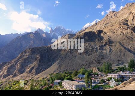 Un village de Hunza en face du pic de Ladyfinger la plus occidentale de la chaîne de Karakoram au Pakistan, du point de vue : le nid des aigles. - 20 Banque D'Images