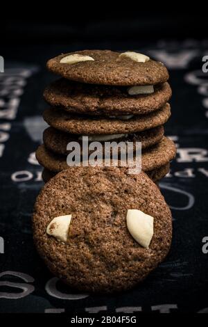 Cookies aux copeaux faits maison avec du chocolat blanc. Délicieux. Banque D'Images