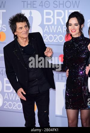 Ronnie Wood et Sally Humphreys arrivent aux Brit Awards 2020 qui se tiennent à l'O2 Arena de Londres. Banque D'Images