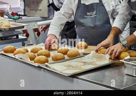 professeur boulanger enseigne faire du pain fait maison selon la recette Banque D'Images