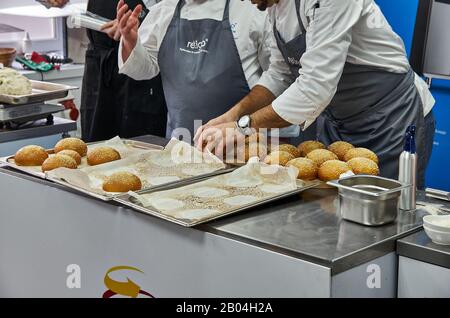 professeur boulanger enseigne faire du pain fait maison selon la recette Banque D'Images