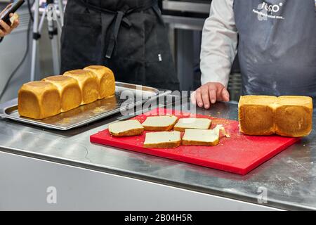 professeur boulanger enseigne faire du pain fait maison selon la recette Banque D'Images