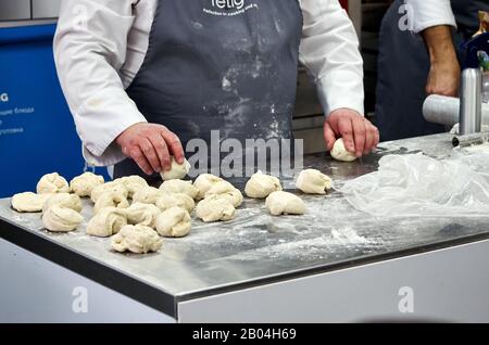 professeur boulanger enseigne faire du pain fait maison selon la recette Banque D'Images