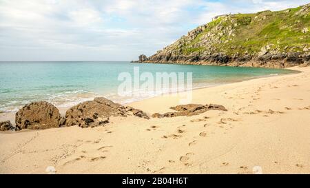 Porthcurno Beach avec le Minack Open Air Theatre en arrière-plan, Cornwall, Angleterre, Royaume-Uni Banque D'Images