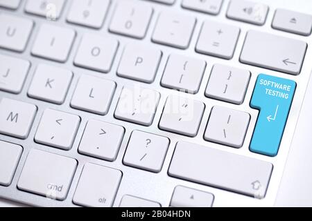 clavier de l'ordinateur avec la touche entrée en surbrillance et les mots 'software testing' sur celui-ci Banque D'Images