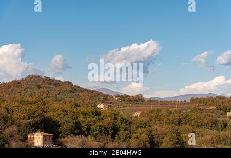 Teano, Caserta, Campanie. Ville d'origine pré-romaine, située sur les pentes du massif volcanique de Rocamonfina. Panorama. Banque D'Images