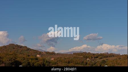 Teano, Caserta, Campanie. Ville d'origine pré-romaine, située sur les pentes du massif volcanique de Rocamonfina. Panorama. Banque D'Images