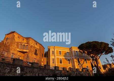 Teano, Caserta, Campanie. Ville d'origine pré-romaine, située sur les pentes du massif volcanique de Rocamonfina. Vue sur le centre historique. Banque D'Images