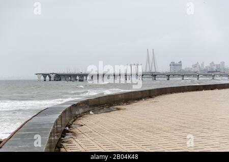 Belle vue sur le Bandra - Worli Sea Link de Worli Face à la mer à Mumbai, Maharashtra, Inde Banque D'Images