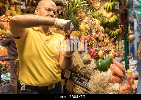 Démonstration de préparation alimentaire de fruits de cactus comestibles dans un étalage du marché alimentaire intérieur Mercado de Vegueta, Las Palmas Gran Canaria, îles Canaries Banque D'Images