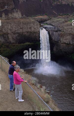 Un couple senior (libéré) regarde les chutes de Palouse dans le parc d'état de Palouse Falls dans l'est de l'État de Washington, États-Unis.UN couple senior (publié #32, 33) Banque D'Images