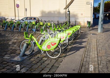 Paris, France - Nov 6, 2019 : les espaces verts location de vélos dans le centre de la capitale hongroise. Partage des vélos. Eco-friendly moyens de transport. Mesure écologique dans les villes. Les vélos. Banque D'Images