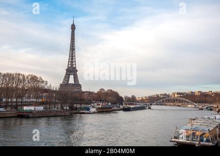 Paris, France - 18 Janvier 2019 : Vue Sur La Tour Eiffel Et Sienne. Banque D'Images