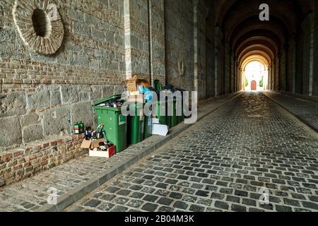 Poubelles en plastique vert remplies de déchets sur le dessus Banque D'Images